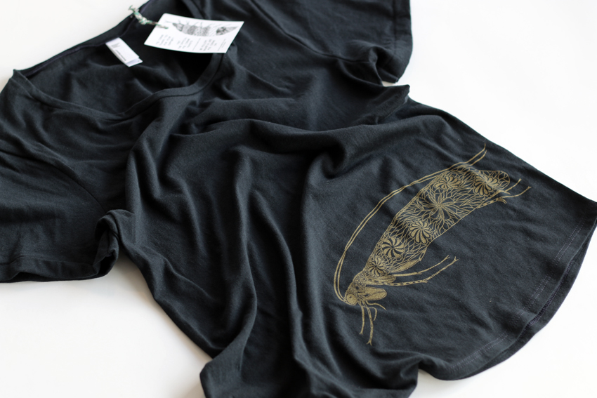 T-shirt - Women - Black with golden Caddisfly - XS (TS014)