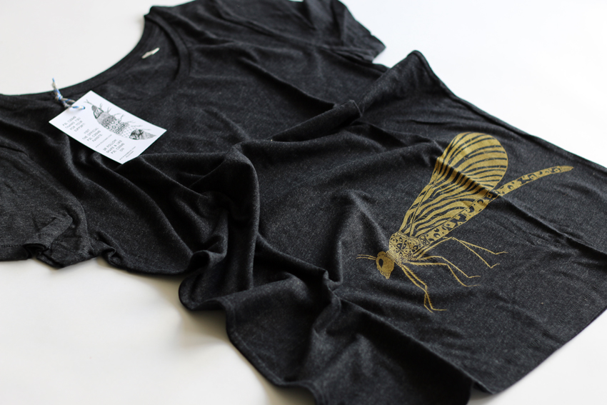 T-shirt - Women - Heather black with golden Damselfly - XS (TS064)