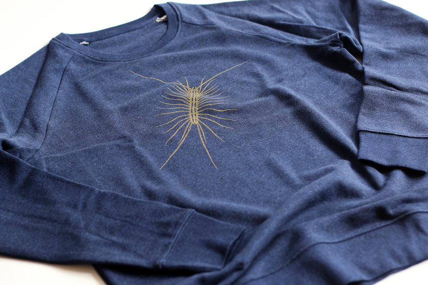 Men/Unisex - Black heather blue with golden HOuse centipede - L (SWA117)